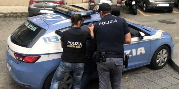 Rubano registratore di cassa a Caltanissetta, un arresto