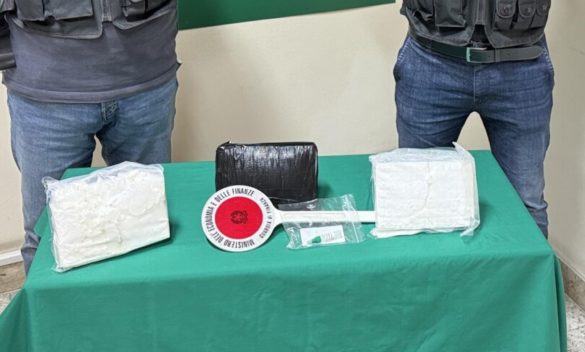 Catania, arrestato con 4 chili di cocaina nell'auto: la targa era... girevole, la droga nascosta in un'intercapedine