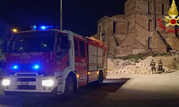 Il crollo della palazzina a Palermo: quattro ore e mezzo di lavoro per mettere la strada al sicuro