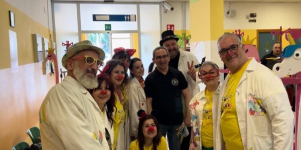 Aste portaflebo colorate per l'Oncologia pediatrica del Civico di Palermo: «Un momento di allegria per i piccoli ricoverati»