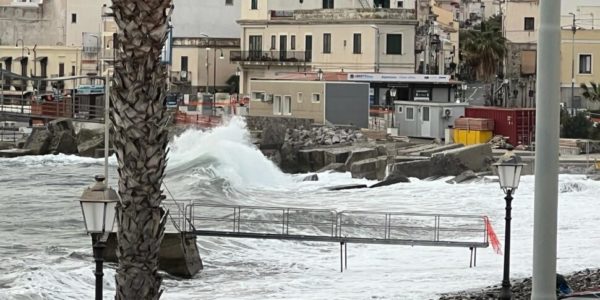 Eolie, lo scirocco mette in crisi i collegamenti marittimi: vento a 40 chilometri orari