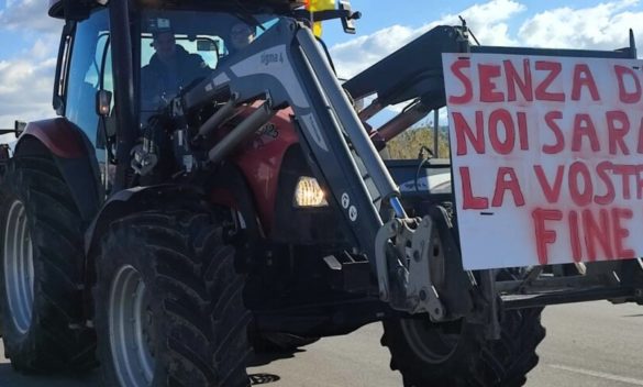 La protesta dei trattori al porto di Pozzallo contro il grano canadese: «Usano il glifosato»