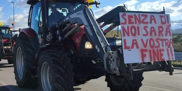 La protesta dei trattori al porto di Pozzallo contro il grano canadese: «Usano il glifosato»