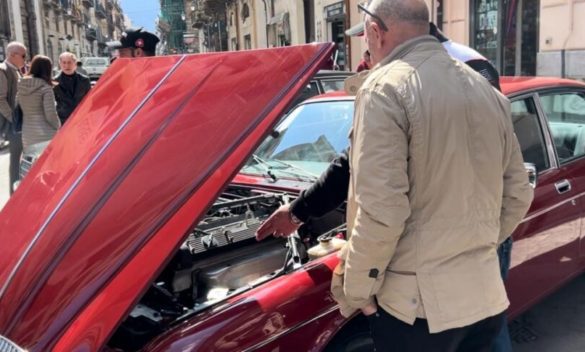 Fascino e magia di altri tempi a Palermo, sfilata delle auto storiche in centro città