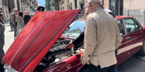 Fascino e magia di altri tempi a Palermo, sfilata delle auto storiche in centro città