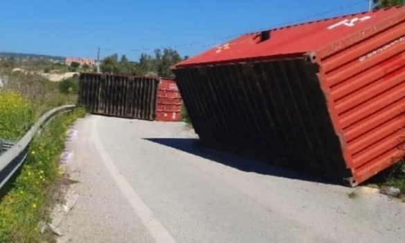 Paura sulla strada provinciale Pozzallo-Modica: un tir perde i container per strada