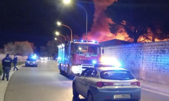 Incendio nei pressi di un centro commerciale a Bagheria: in fiamme una discarica a cielo aperto