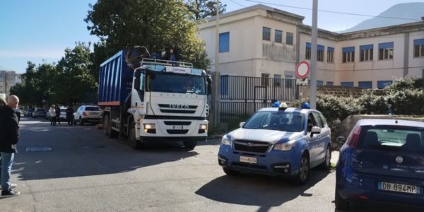 Palermo, a Brancaccio la vampa di San Giuseppe distrugge il parco giochi della rotonda Norman Zarcone