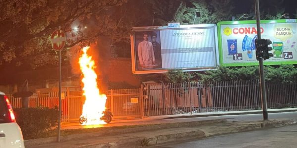 Palermo, scooter a fuoco in viale Regione Siciliana: code e disagi al traffico