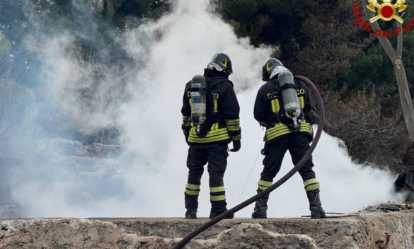 Palermo, vampe e pericoli anche allo Sperone e a Falsomiele: vigili del fuoco in azione