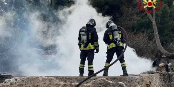 Palermo, vampe e pericoli anche allo Sperone e a Falsomiele: vigili del fuoco in azione