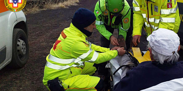 Scivola su una lastra di ghiaccio e cade, escursionista soccorso sull'Etna