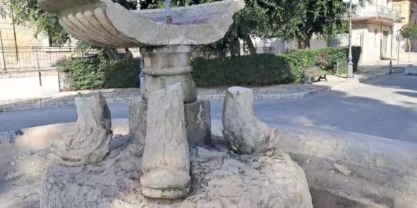 Distrutta dai vandali una fontana storica a Vittoria, al setaccio le immagini della videosorveglianza