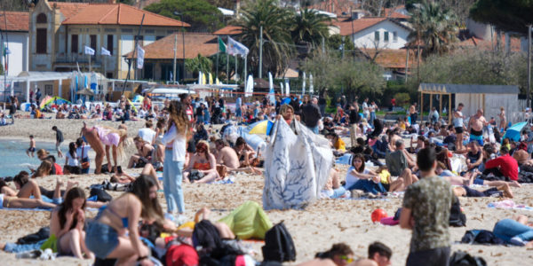 Italia spaccata, pioggia al Nord e caldo africano al Sud: a Mondello si fa anche il bagno