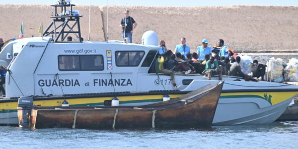 Lampedusa, notte di sbarchi: sono arrivati sull'isola 137 migranti