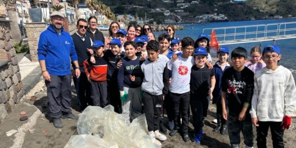 Lipari, crescono i baby ambientalisti: continua la pulizia della spiaggia di Marina Lunga