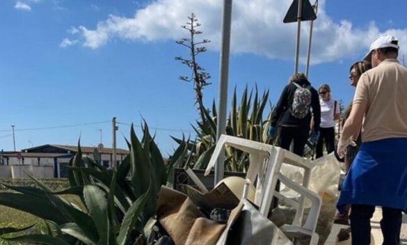 Menfi, sindaco e giunta ripuliscono le strade di Porto Palo