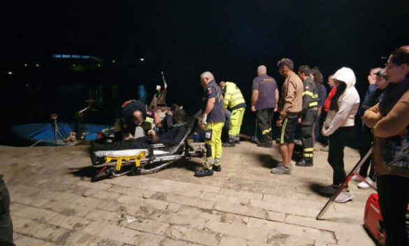Petroliera salva 139 migranti, ma tre cadono durante il trasbordo e il mare inghiotte le loro vite. I superstiti sbarcati a Lampedusa