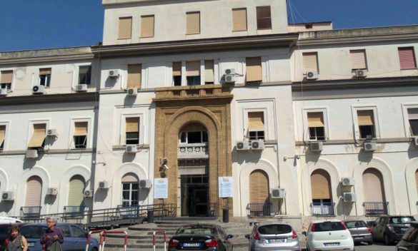 Palermo, urta un tubo del gas e l'auto si ribalta: ferita diciannovenne