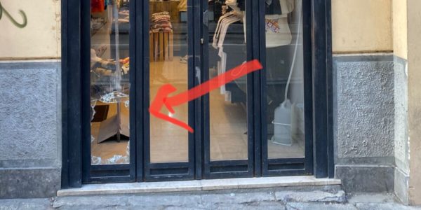 Palermo, assalto con spaccata in un negozio a pochi passi dalla Cattedrale: distrutta una vetrina