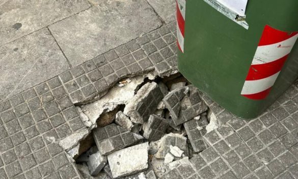 Palermo, si apre una buca in piazzetta Bagnasco ma nessuno interviene: i cittadini la segnalano con un cestino