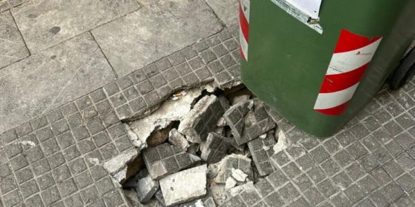 Palermo, si apre una buca in piazzetta Bagnasco ma nessuno interviene: i cittadini la segnalano con un cestino