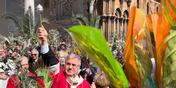 Palermo, in centinaia per la celebrazione della domenica delle Palme: «Gesti di Gesù ci rivelano il vero volto di Dio»