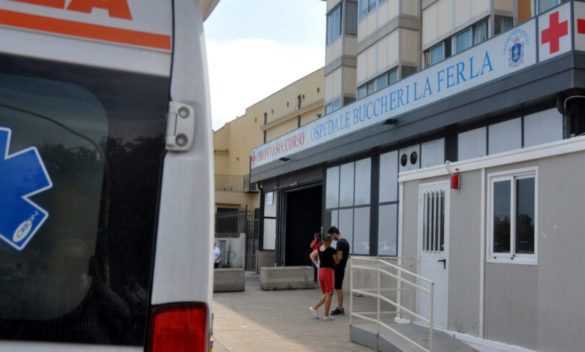 Palermo, paura all'ospedale Buccheri La Ferla: rompe una porta a testate, denunciato