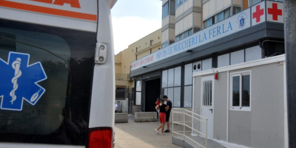Palermo, paura all'ospedale Buccheri La Ferla: rompe una porta a testate, denunciato