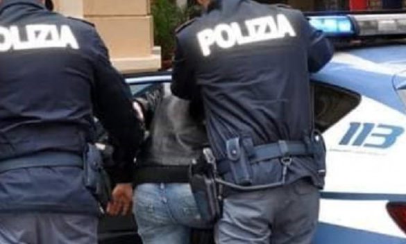 Palermo, aiuta un'anziana che è caduta per strada, l'accompagna a casa e poi la rapina: arrestato