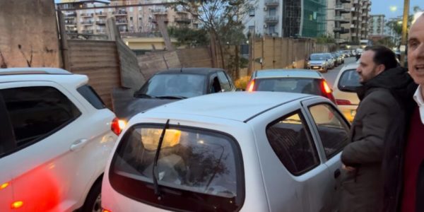 Palermo, a Romagnolo c'è una strada da incubo: via Funaioli tra punti luce spenti, buche e traffico