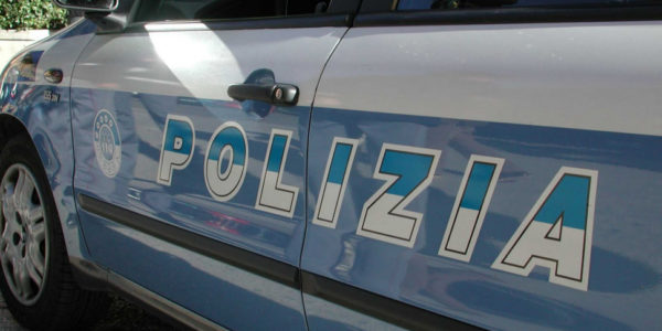 Segnalano otto bimbi soli a San Cristoforo a Catania, la polizia scopre una sala giochi abusiva e un centro di spaccio