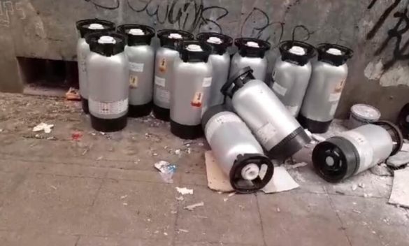 Palermo, fusti di birra abbandonati in via Napoli: i vigili a caccia dei responsabili