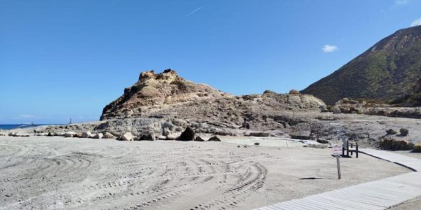 Vulcano, nel laghetto lavori di ripristino ultimati: i residenti sperano nella riapertura per l'estate