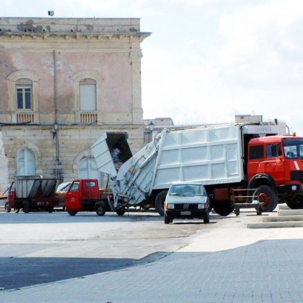 Regione Siciliana e rifiuti all'estero: mancano i soldi per i Comuni, è braccio di ferro