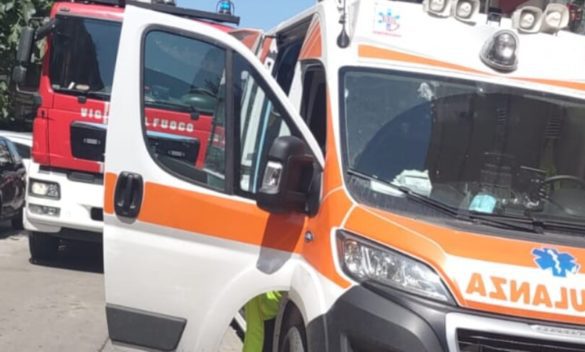 Siracusa, perde il controllo e l'auto si ribalta: una donna estratta dalle lamiere