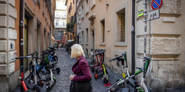 Palermo, monopattini rubati e abbandonati tra i rifiuti: sei ritrovati in via Decollati