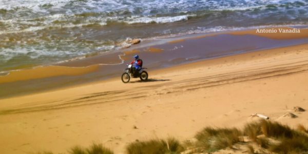 La riserva naturale di Torre Salsa violata da sei motociclisti: le foto inviate ai carabinieri