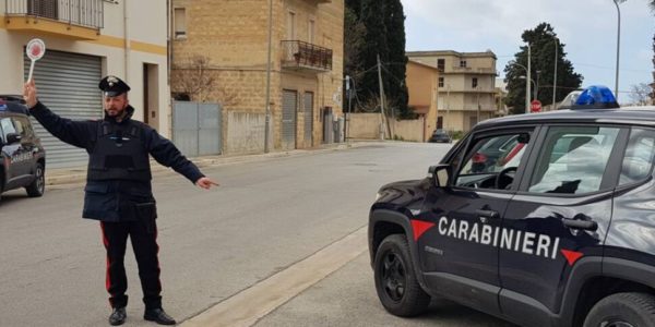 Trapani, tenta di rapinare un fasf food ma le urla di una dipendente lo fanno fuggire: individuato e arrestato