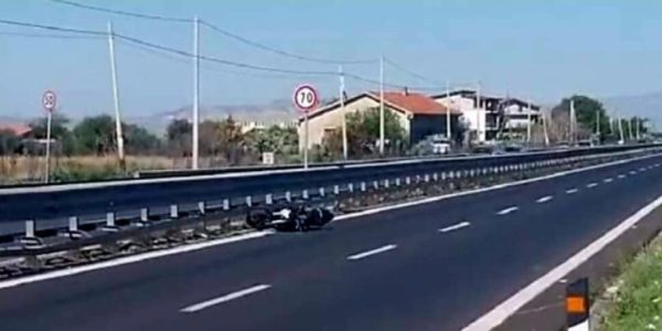 Urta un camion e finisce sull'asfalto, grave un motociclista di Belpasso