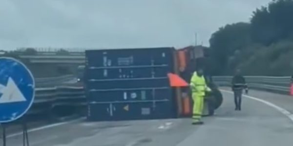 Incidente sulla Siracusa-Gela: un camion si ribalta, ferito il conducente