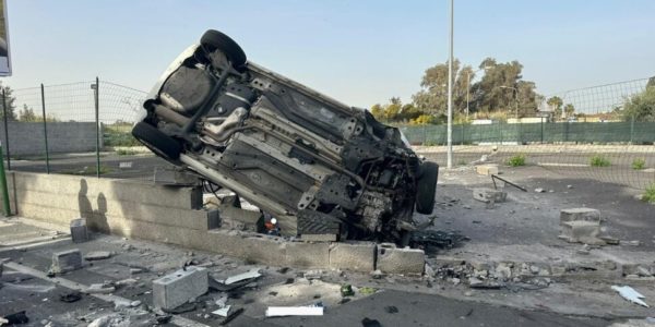 Catania, scontro tra due auto in viale Kennedy: una si ribalta, tre i feriti