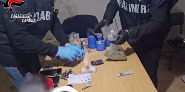 Catania, nella casa blindata un centro per lo spaccio di droga: arrestato giovane di 23 anni con i due fratelli minorenni