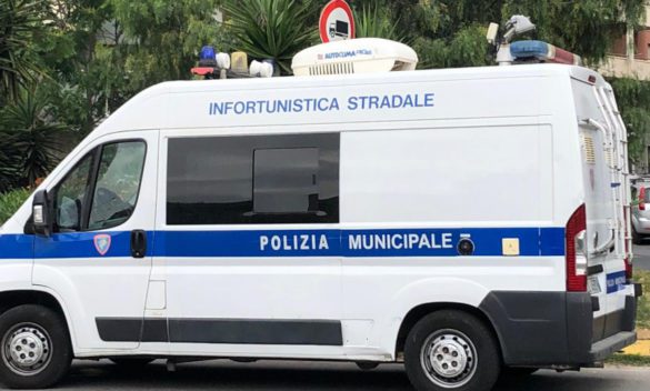 Incidente a Palermo, perde il controllo dello scooter e si schianta contro un albero: muore a 53 anni
