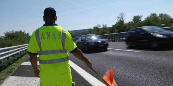 Incidente tra un camion e un'auto sulla statale 114: un ferito, traffico paralizzato