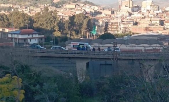 Incidente a Paternò, scontro tra due auto e un ferito in codice rosso