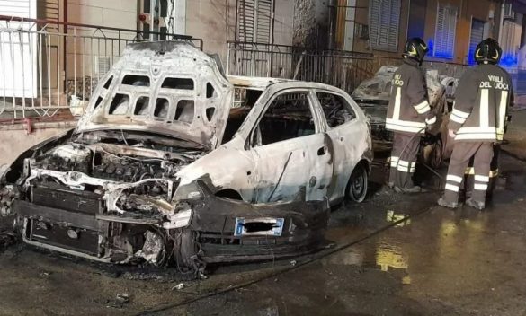 L'incendio di due auto danneggia la rete del metano, casa evacuata a Pozzallo