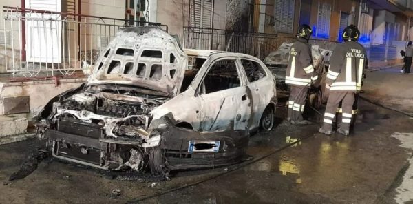 L'incendio di due auto danneggia la rete del metano, casa evacuata a Pozzallo