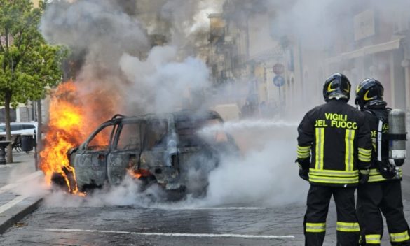 Tragedia a Carlentini, l'auto prende fuoco: muore carbonizzato nell'abitacolo