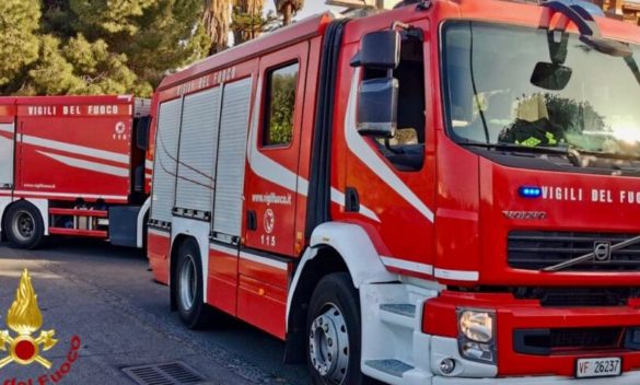 Catania, incendio in una villetta di Picanello: il proprietario prova invano a spegnerlo con l'estintore